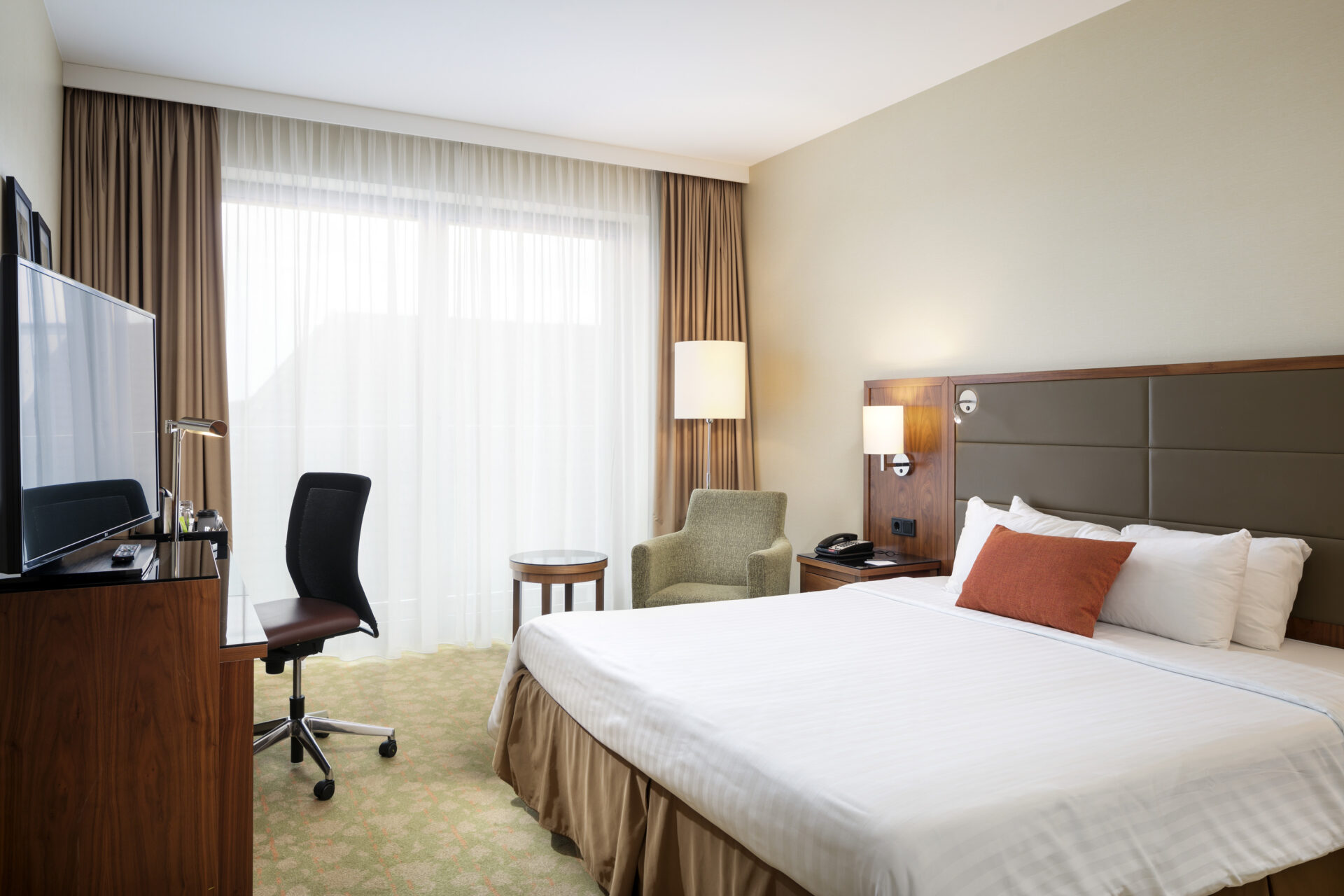 Courtyard_Business-Zimmer 1 Kingsize-Bett