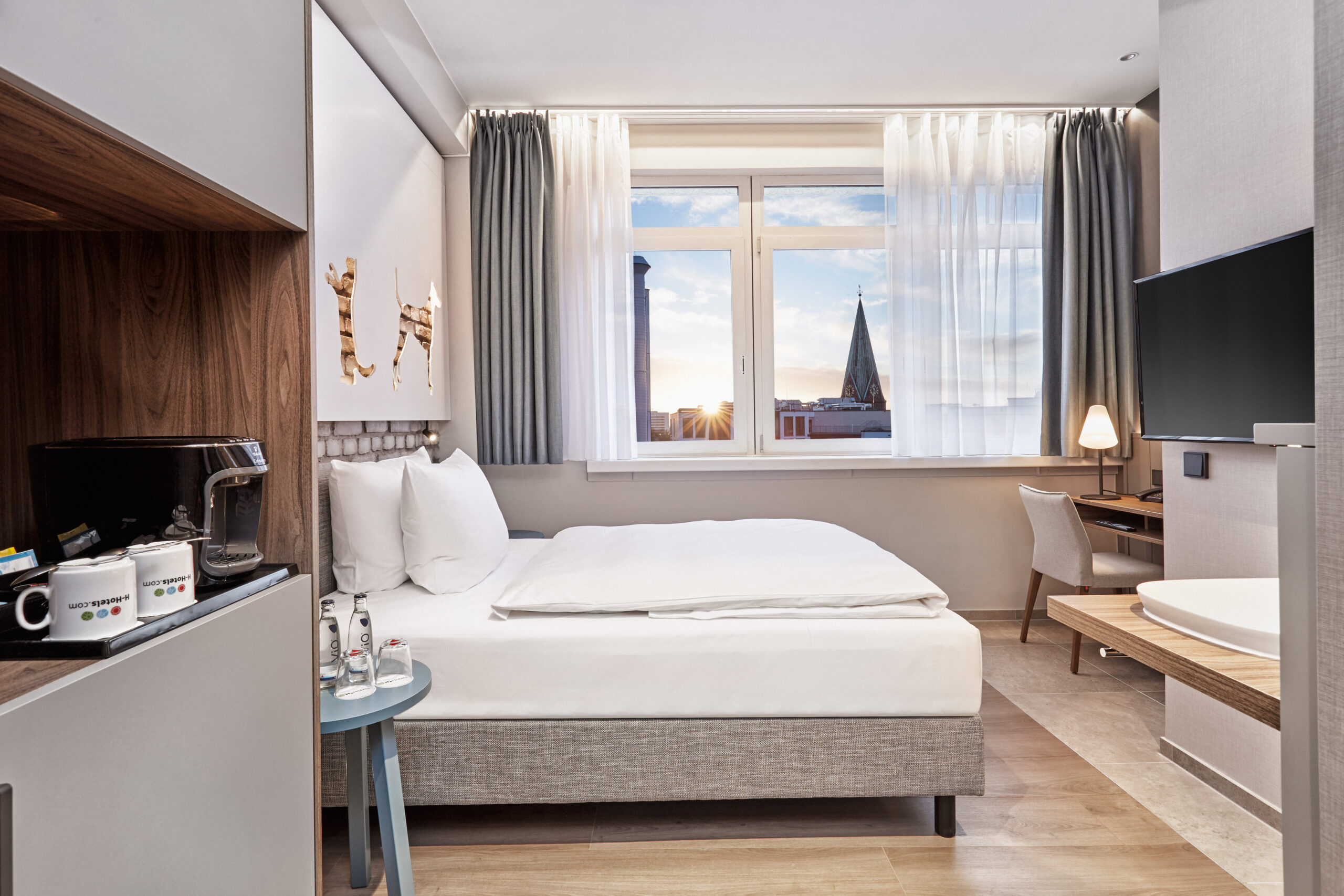 zimmer-komfort-queenzimmer-01-hplus-hotel-bremen